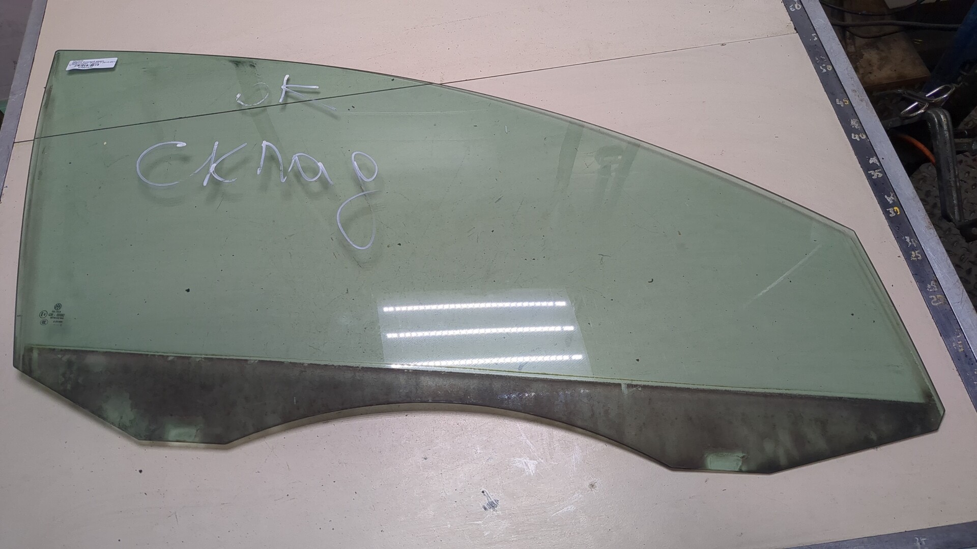 Стекло двери передней правой