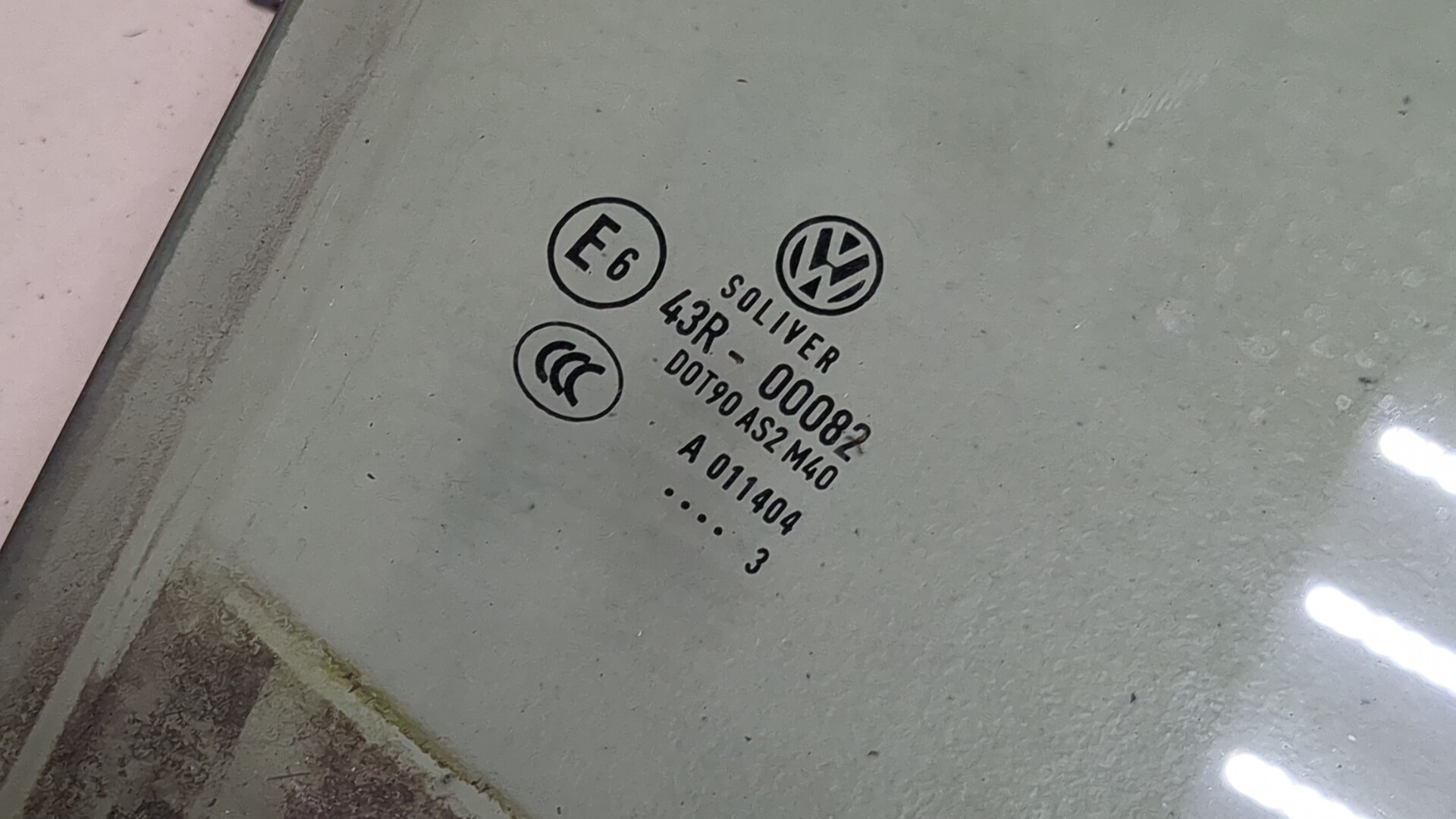 Стекло двери передней правой