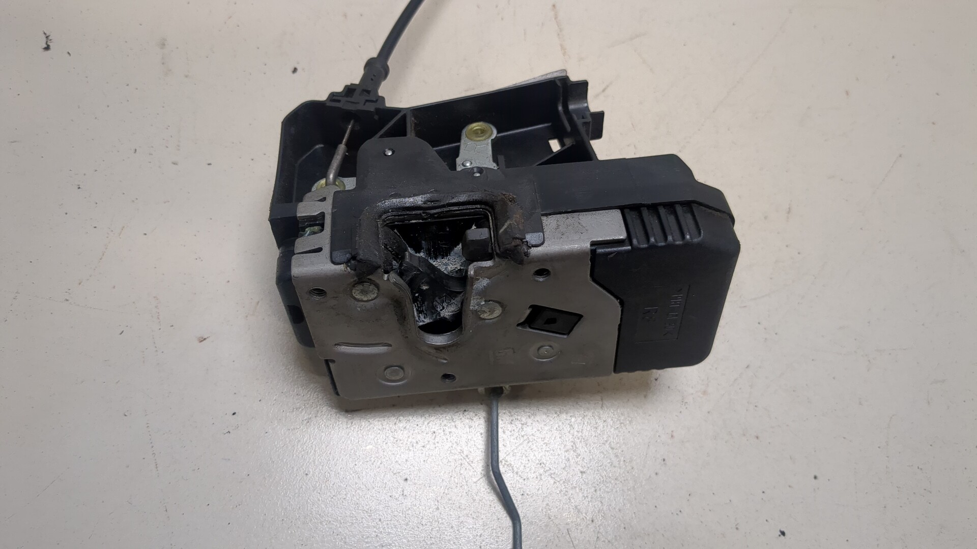 Замок двери передней правой