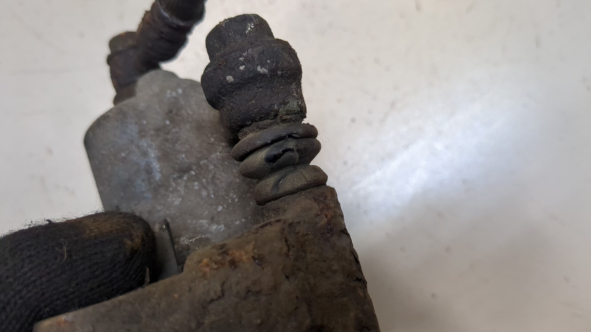 Суппорт задний левый