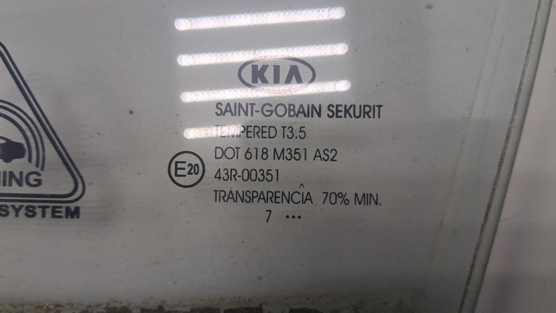 Стекло двери передней левой