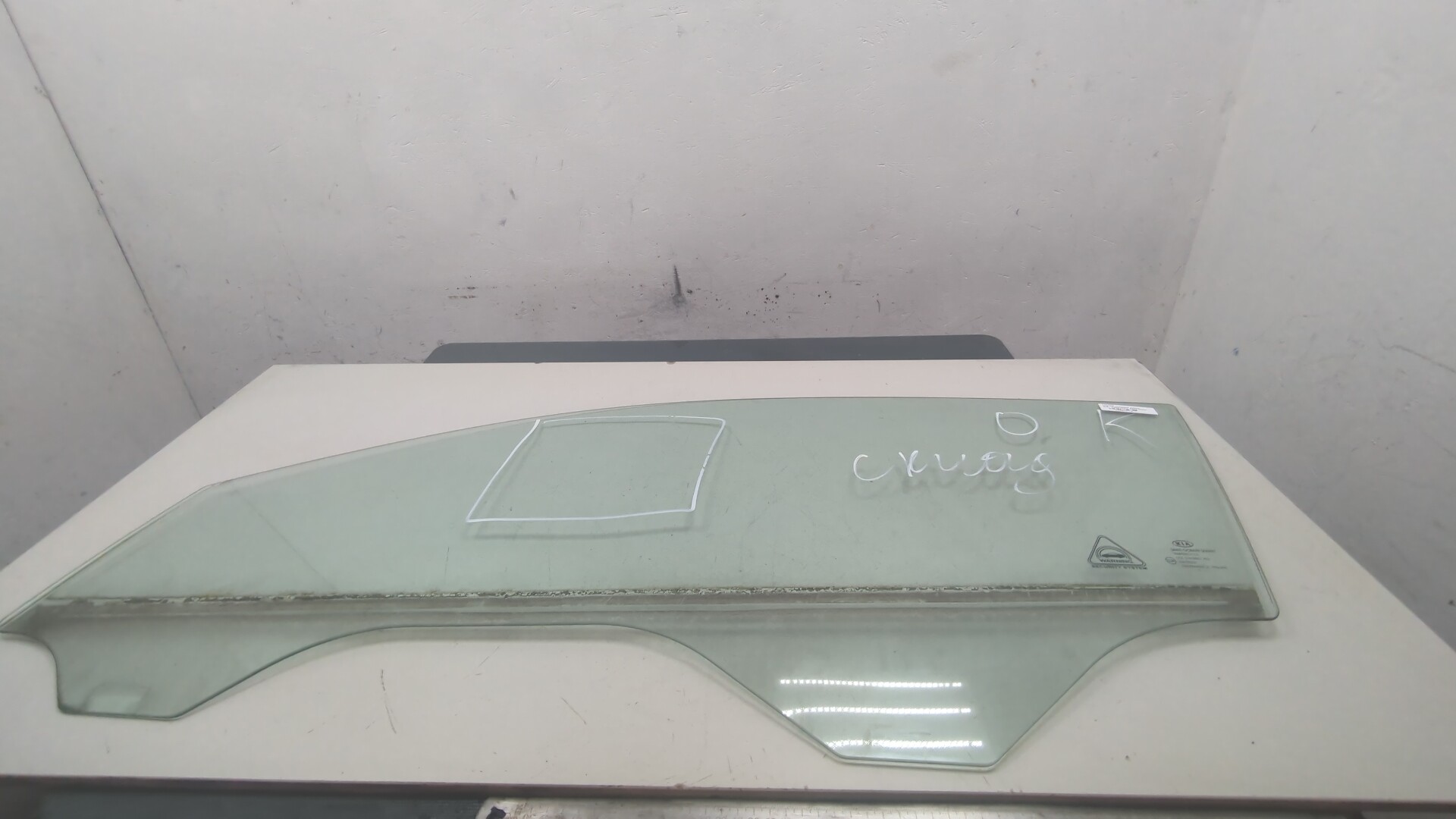 Стекло двери передней левой