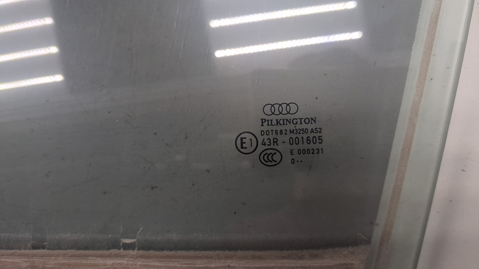 Стекло двери передней левой