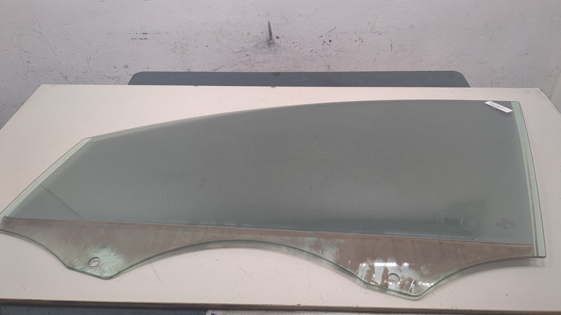 Стекло двери передней левой