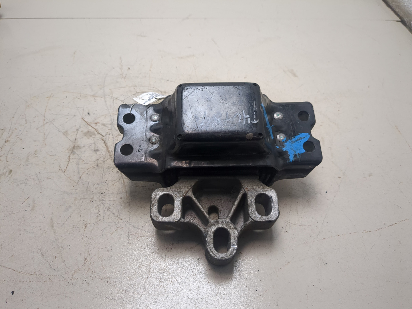 Опора КПП левая