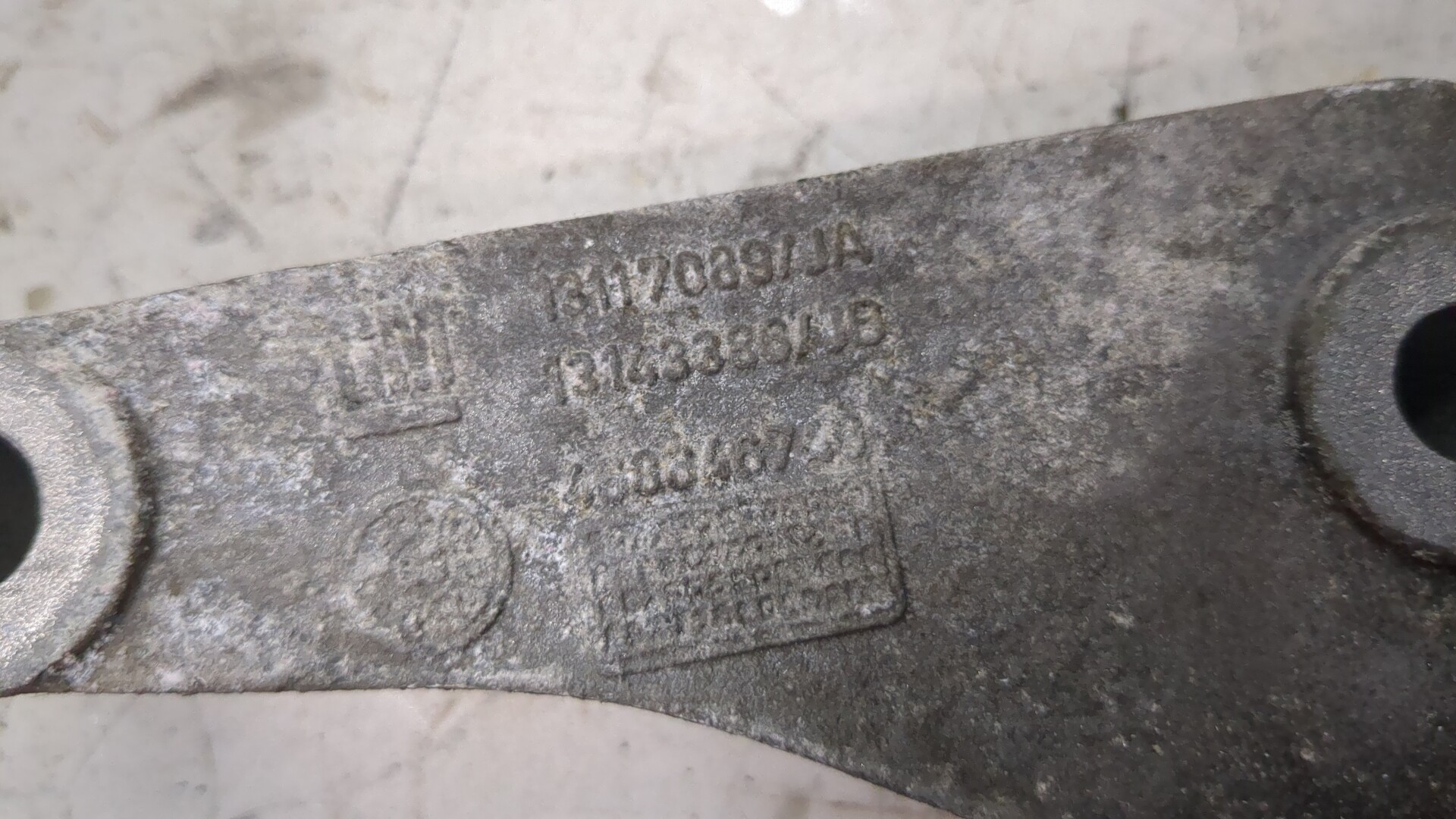 Опора КПП левая