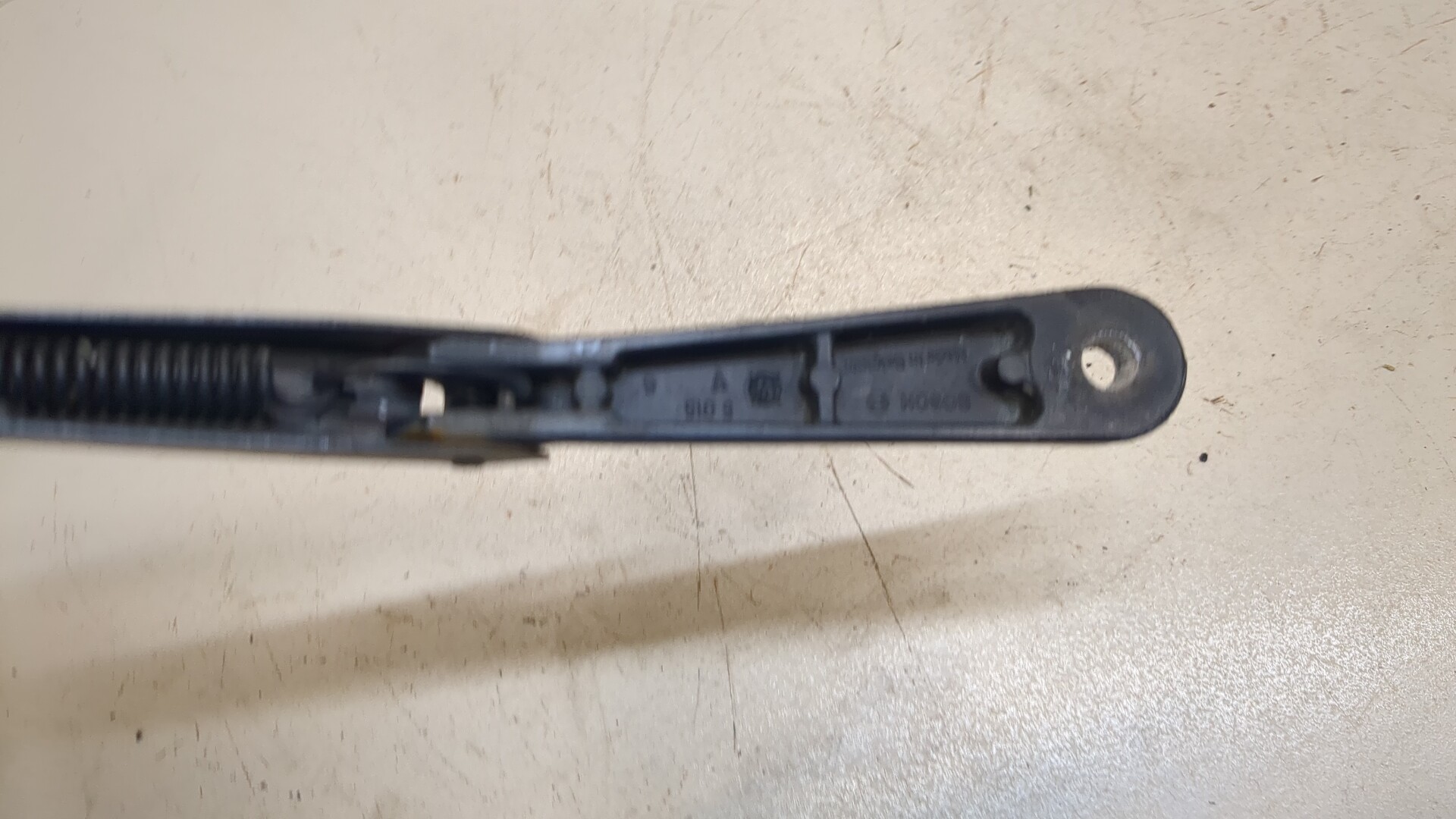 Поводок стеклоочистителя передний левый