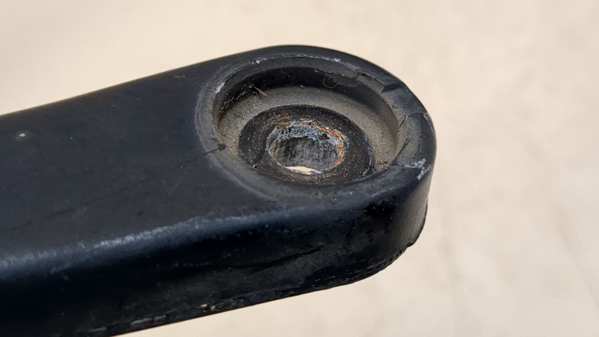 Поводок стеклоочистителя передний левый