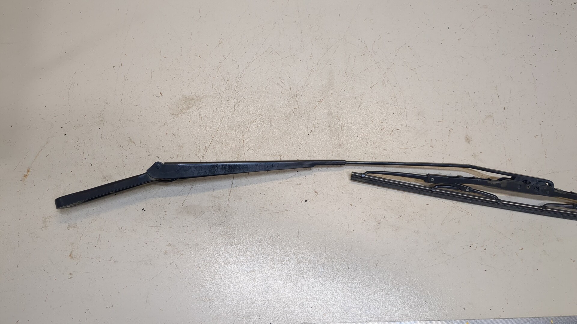 Поводок стеклоочистителя передний левый