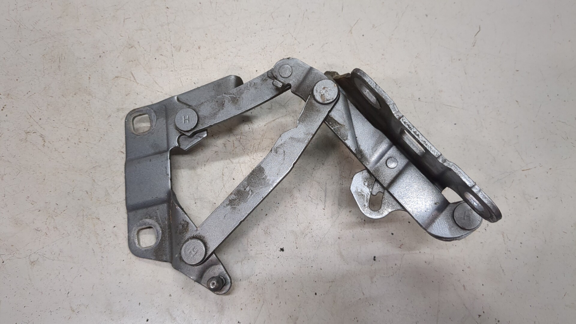 Петля капота левая