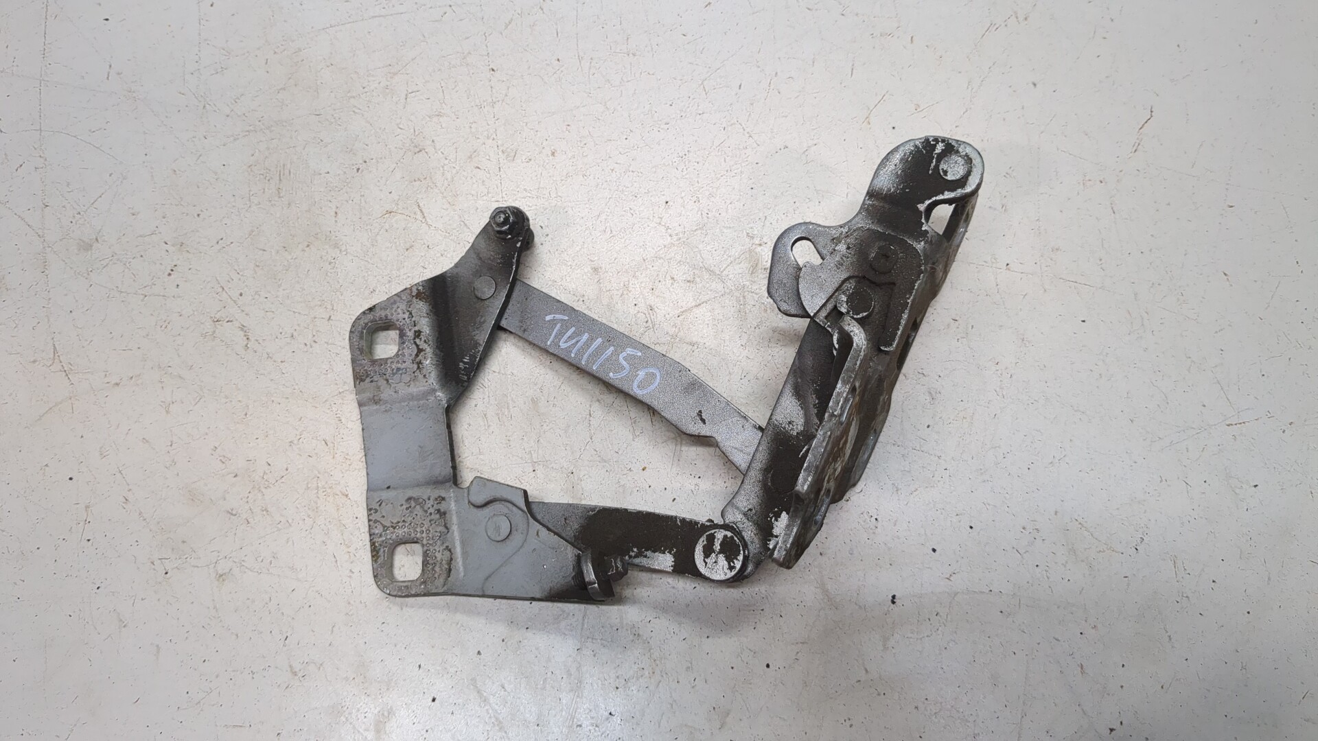 Петля капота левая