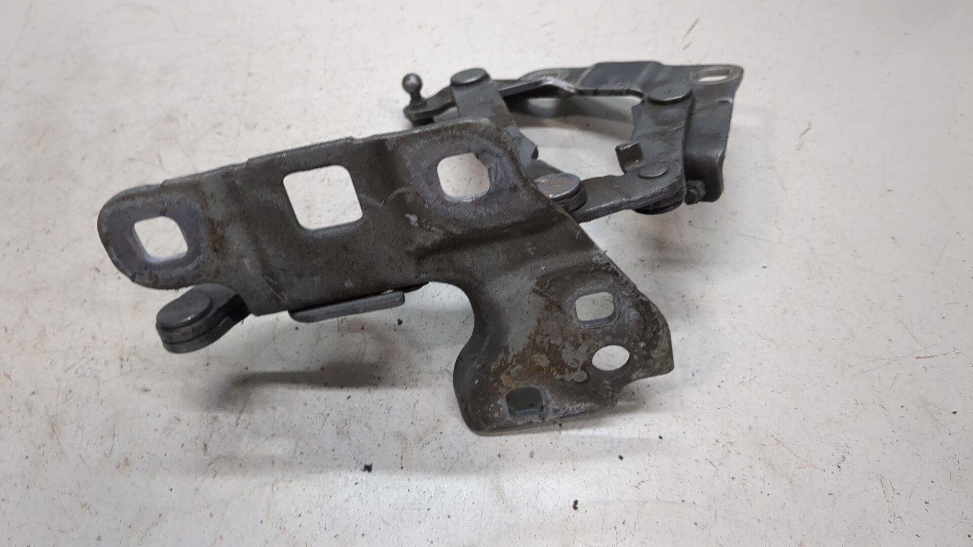 Петля капота левая