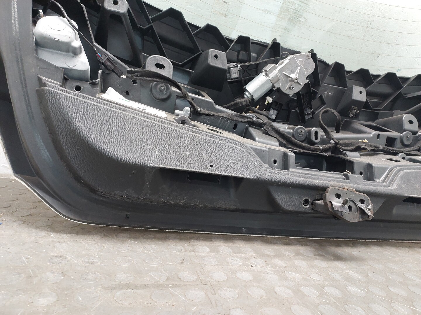 Дверь багажника