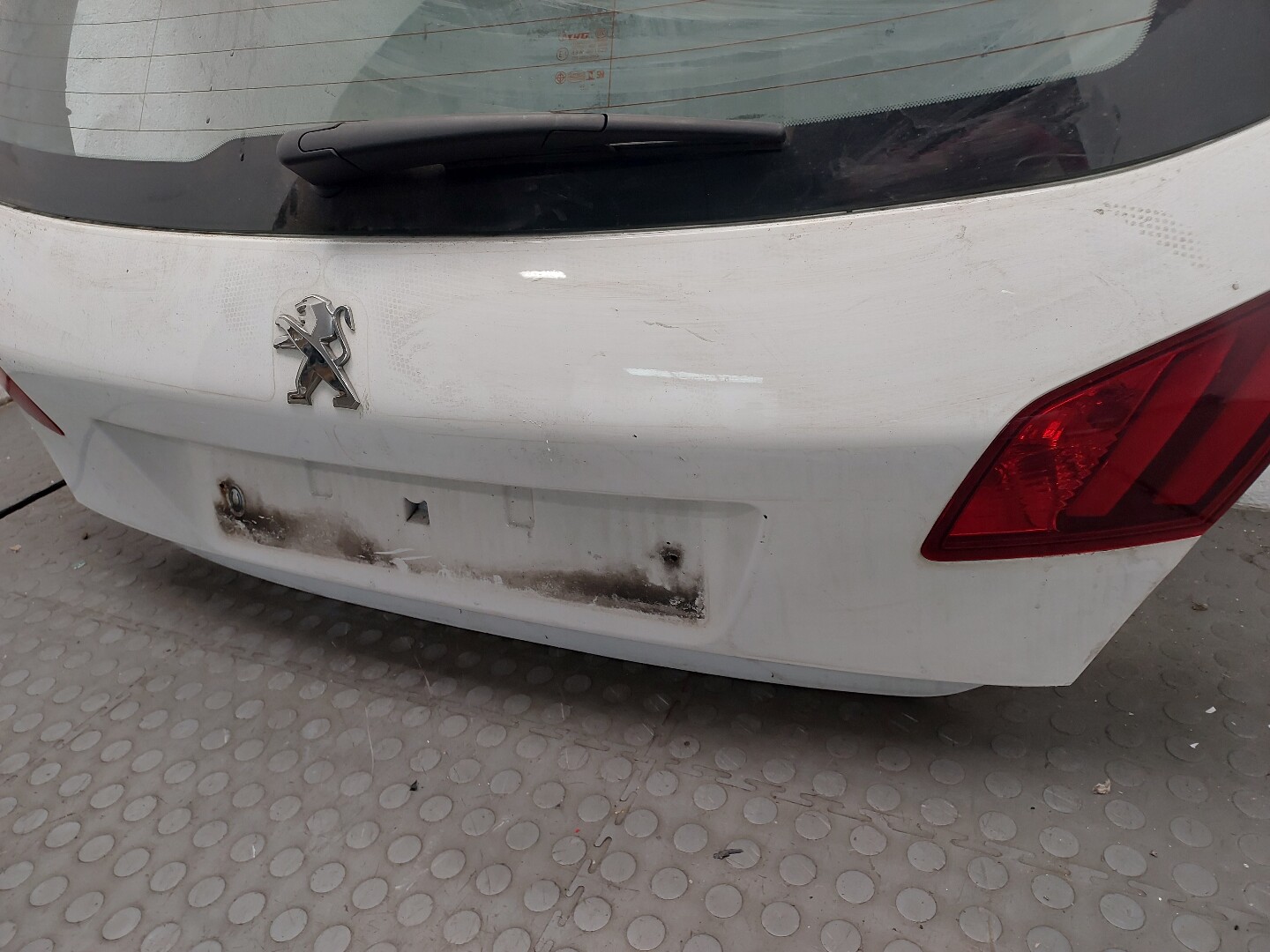 Дверь багажника