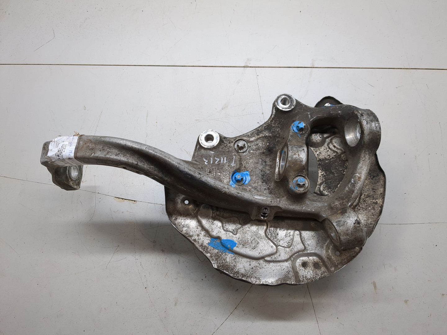 Кулак поворотный передний правый