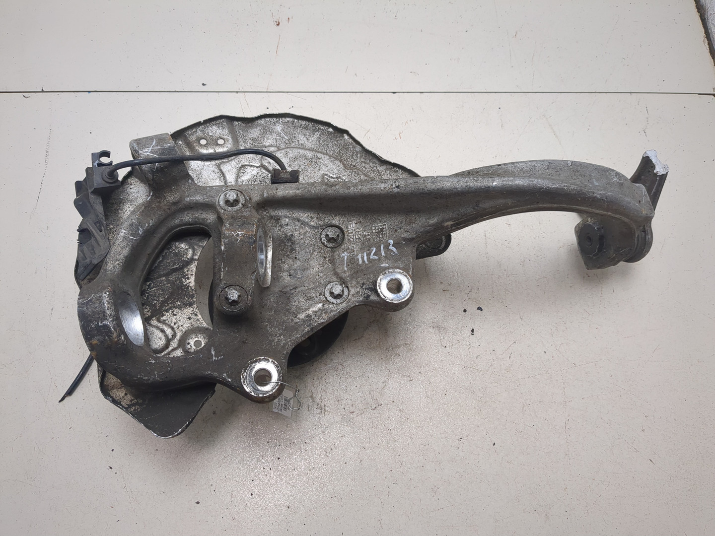 Кулак поворотный передний правый