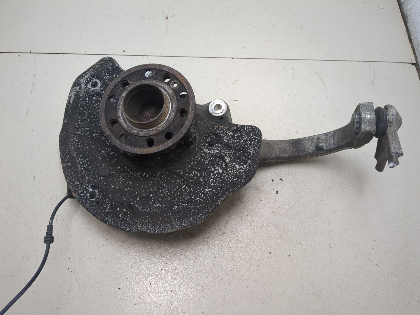 Кулак поворотный передний правый