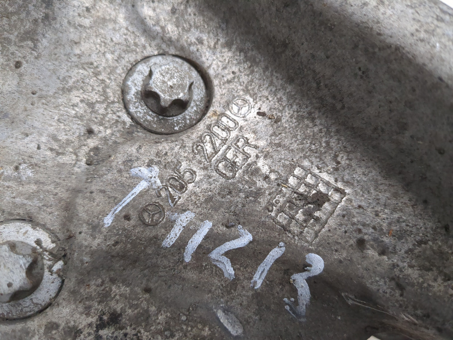 Кулак поворотный передний правый