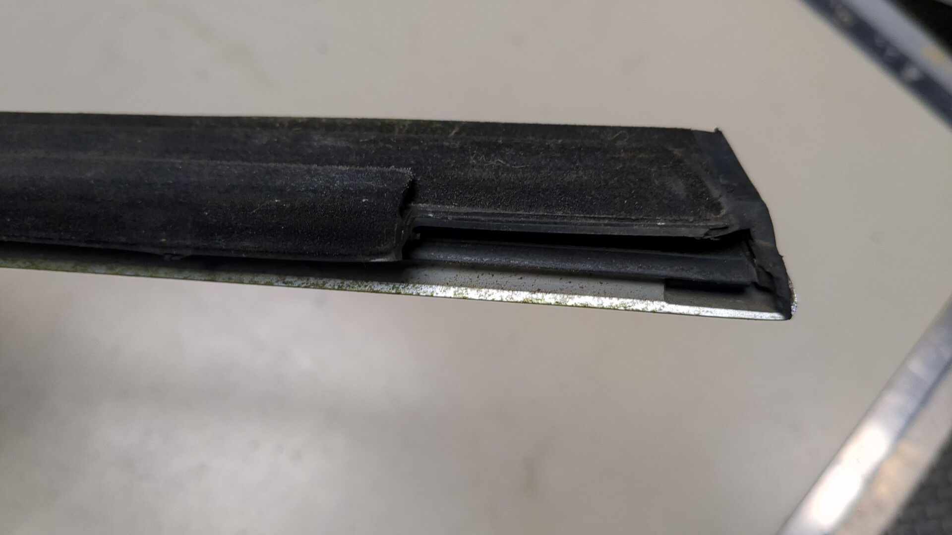 Накладка стекла переднего правого