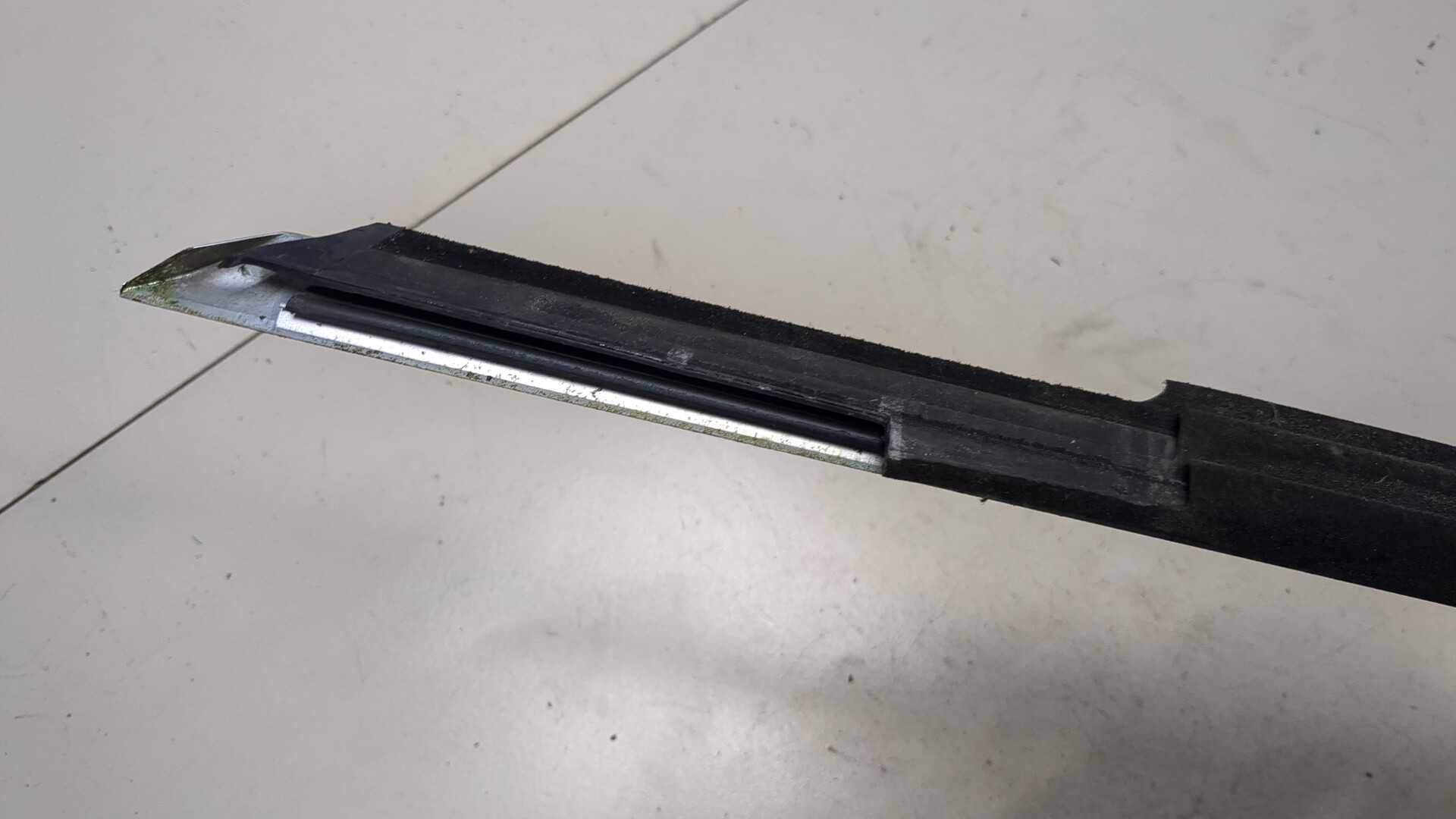 Накладка стекла переднего правого