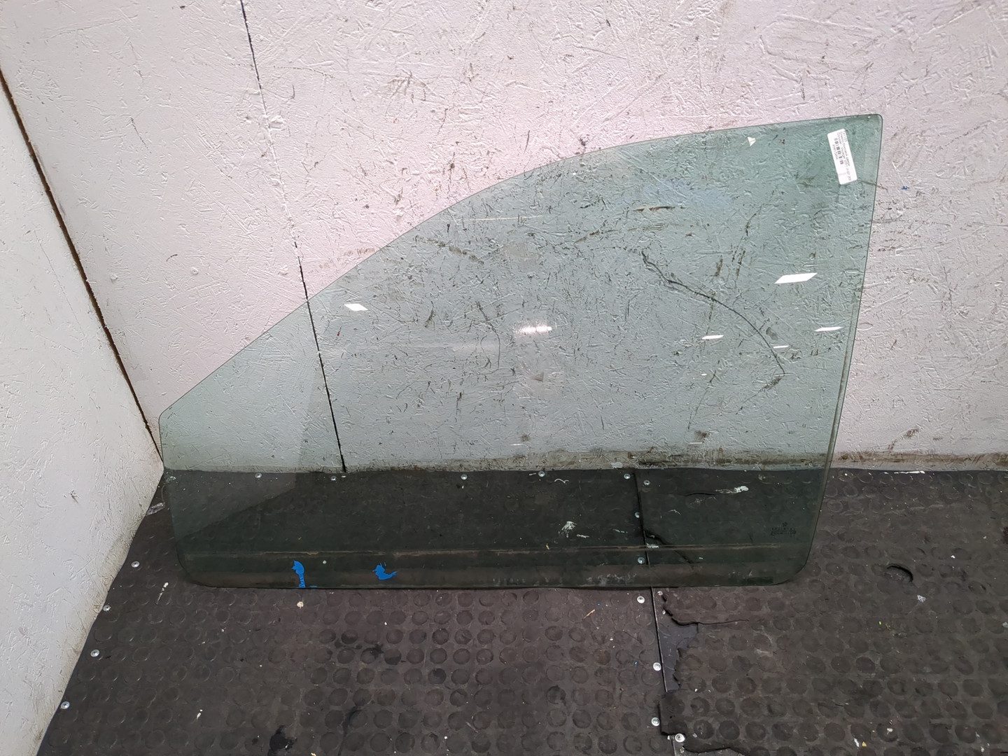 Стекло двери передней левой