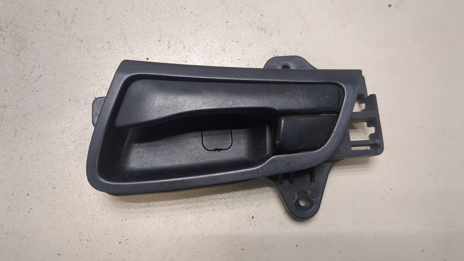 Ручка двери передней внутренняя левая