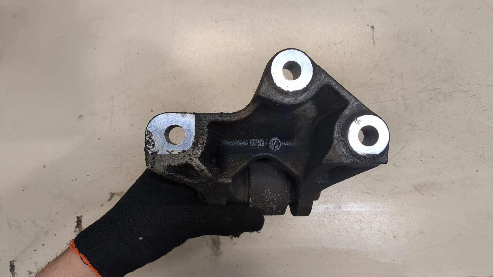 Опора двигателя правая