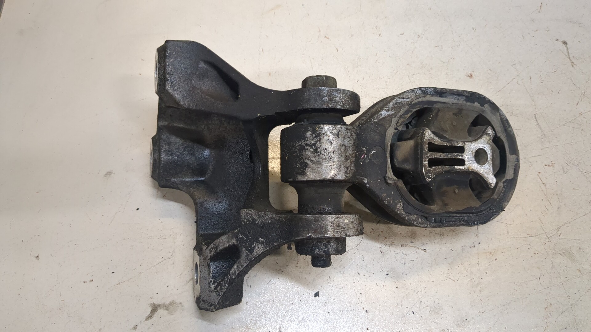 Опора двигателя правая