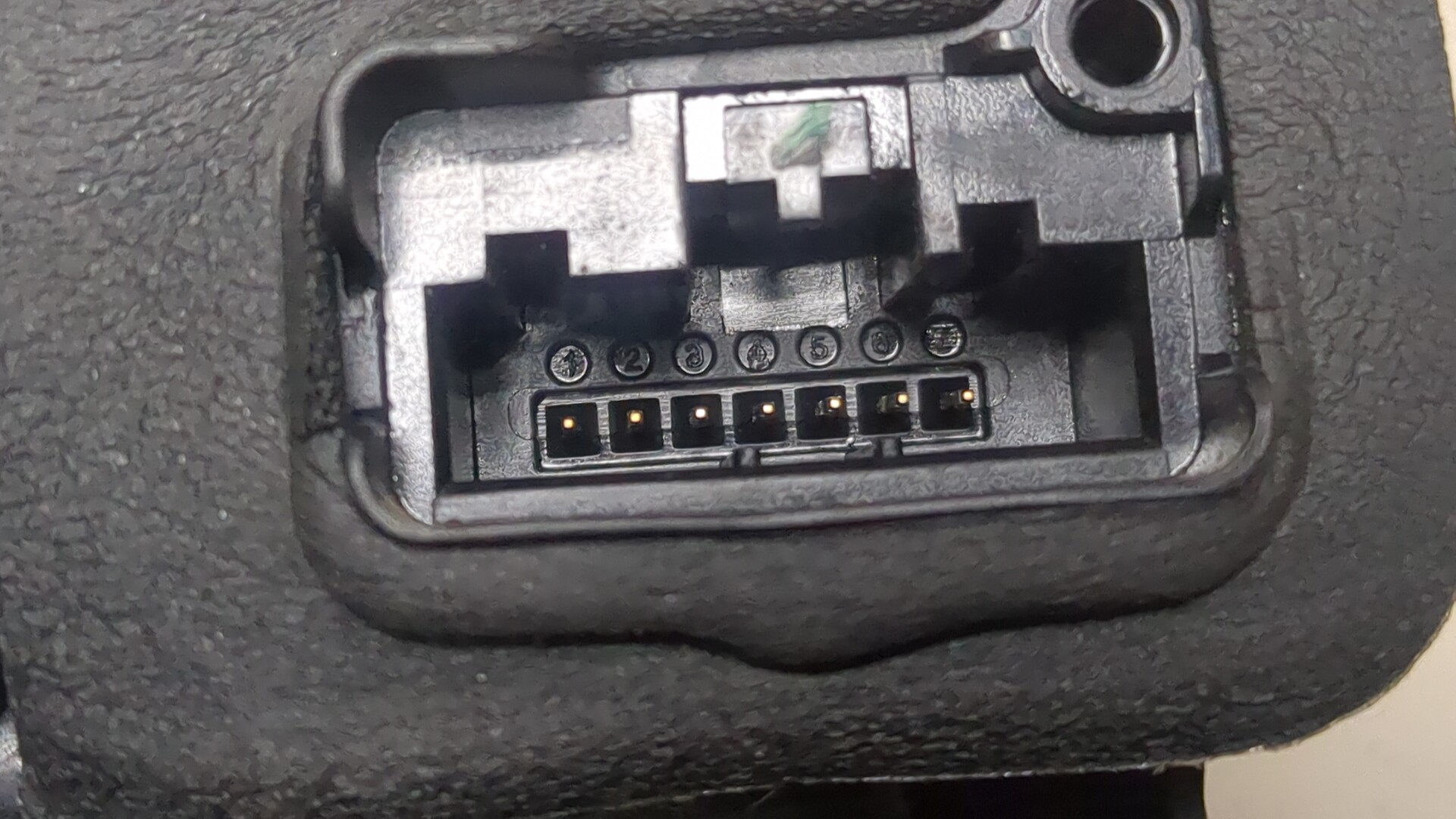 Замок двери передней правой