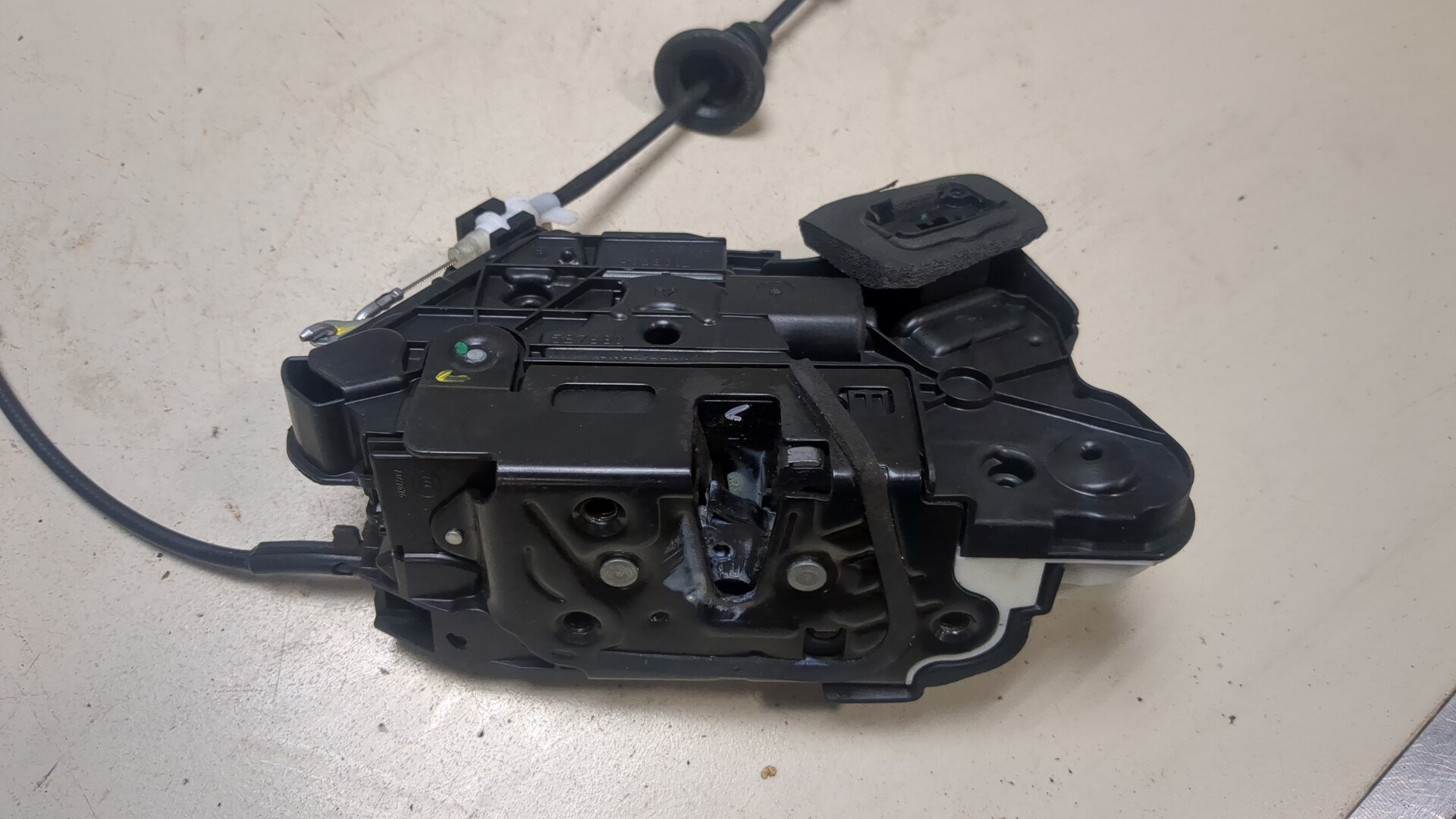 Замок двери передней правой