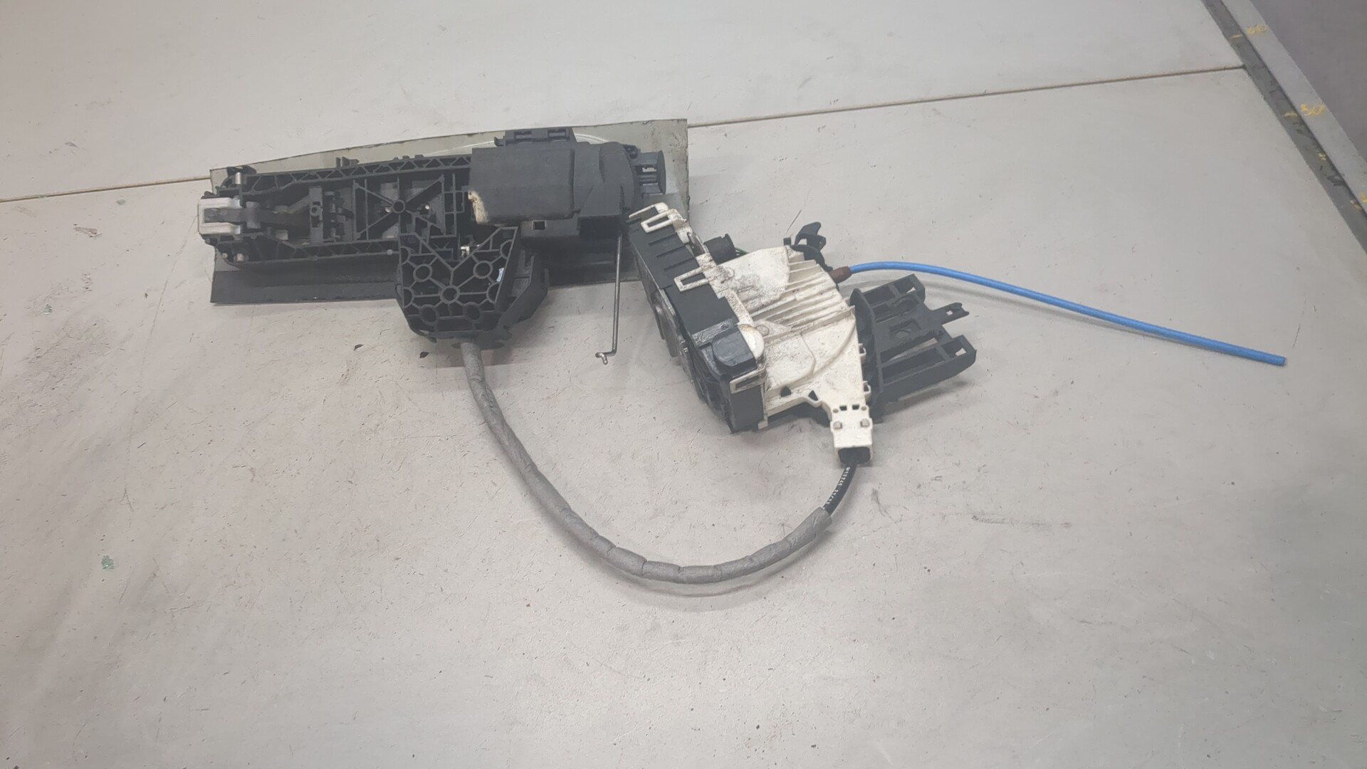 Замок двери передней левой