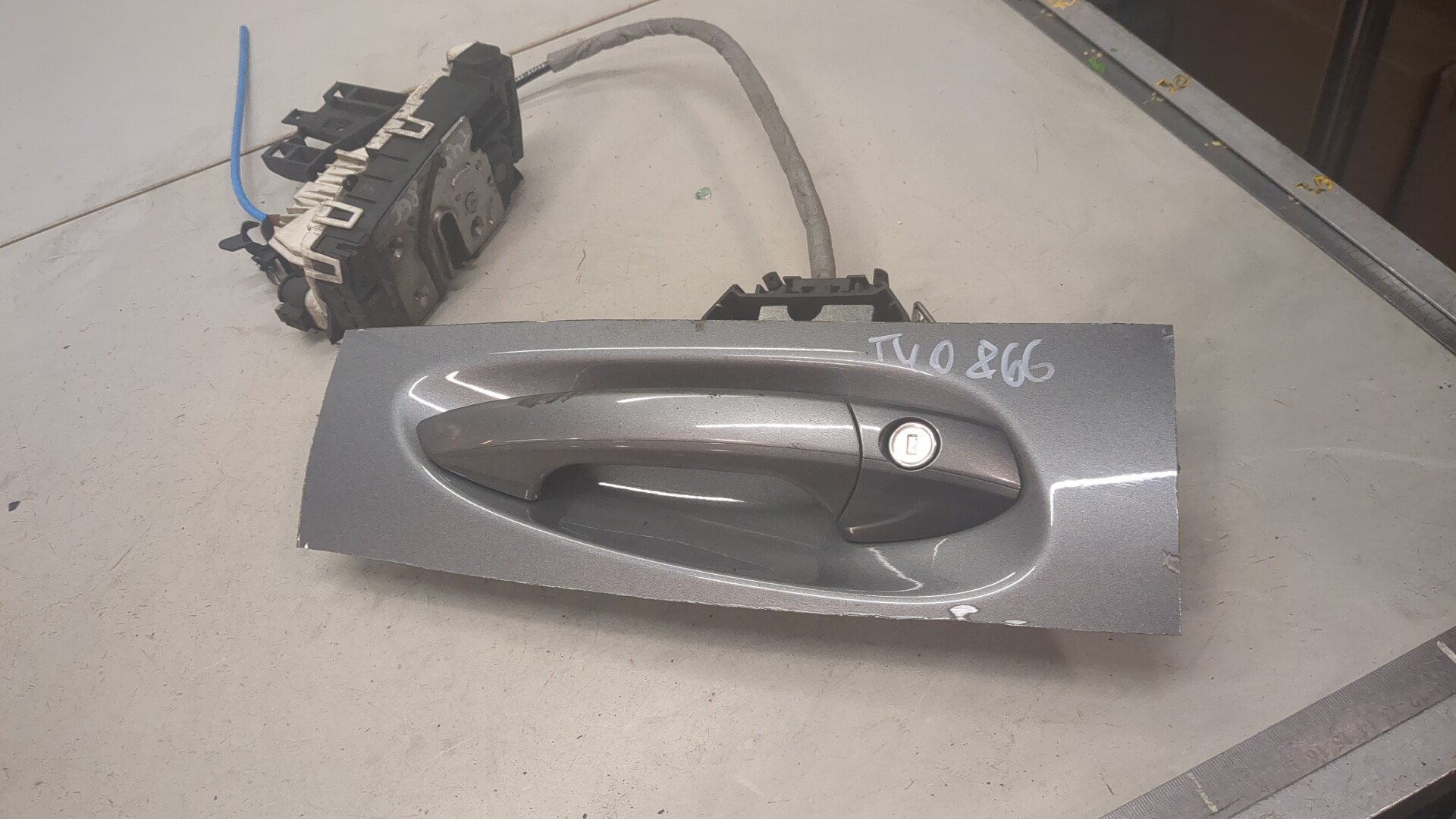 Замок двери передней левой