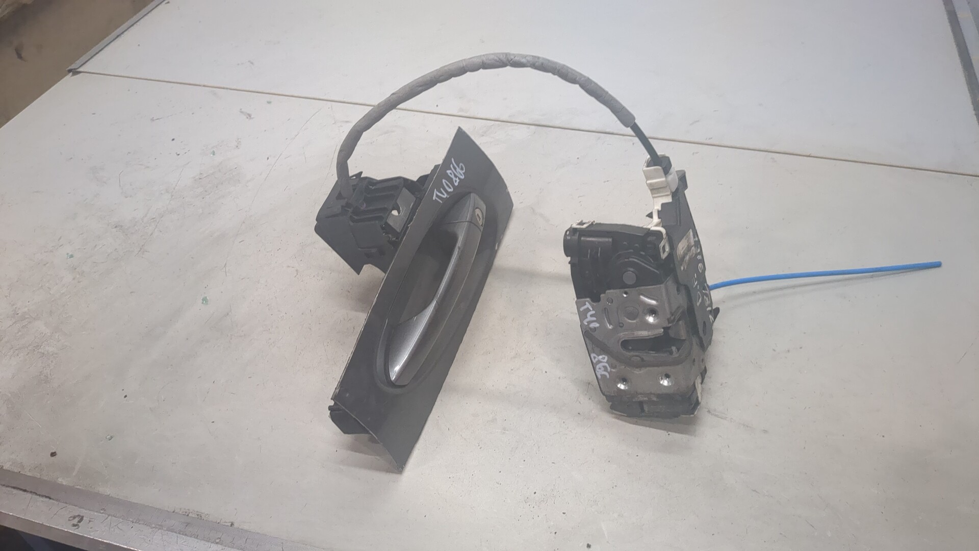 Замок двери передней левой