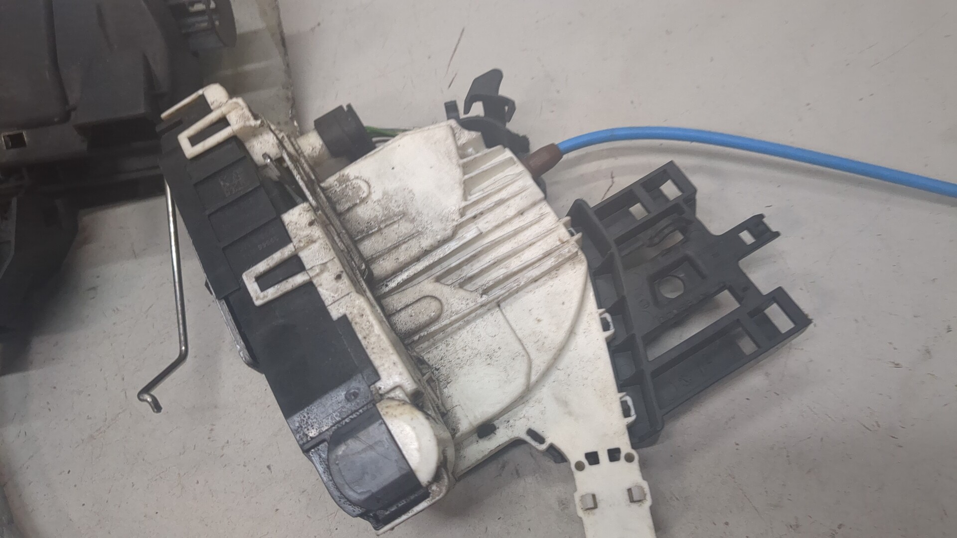 Замок двери передней левой