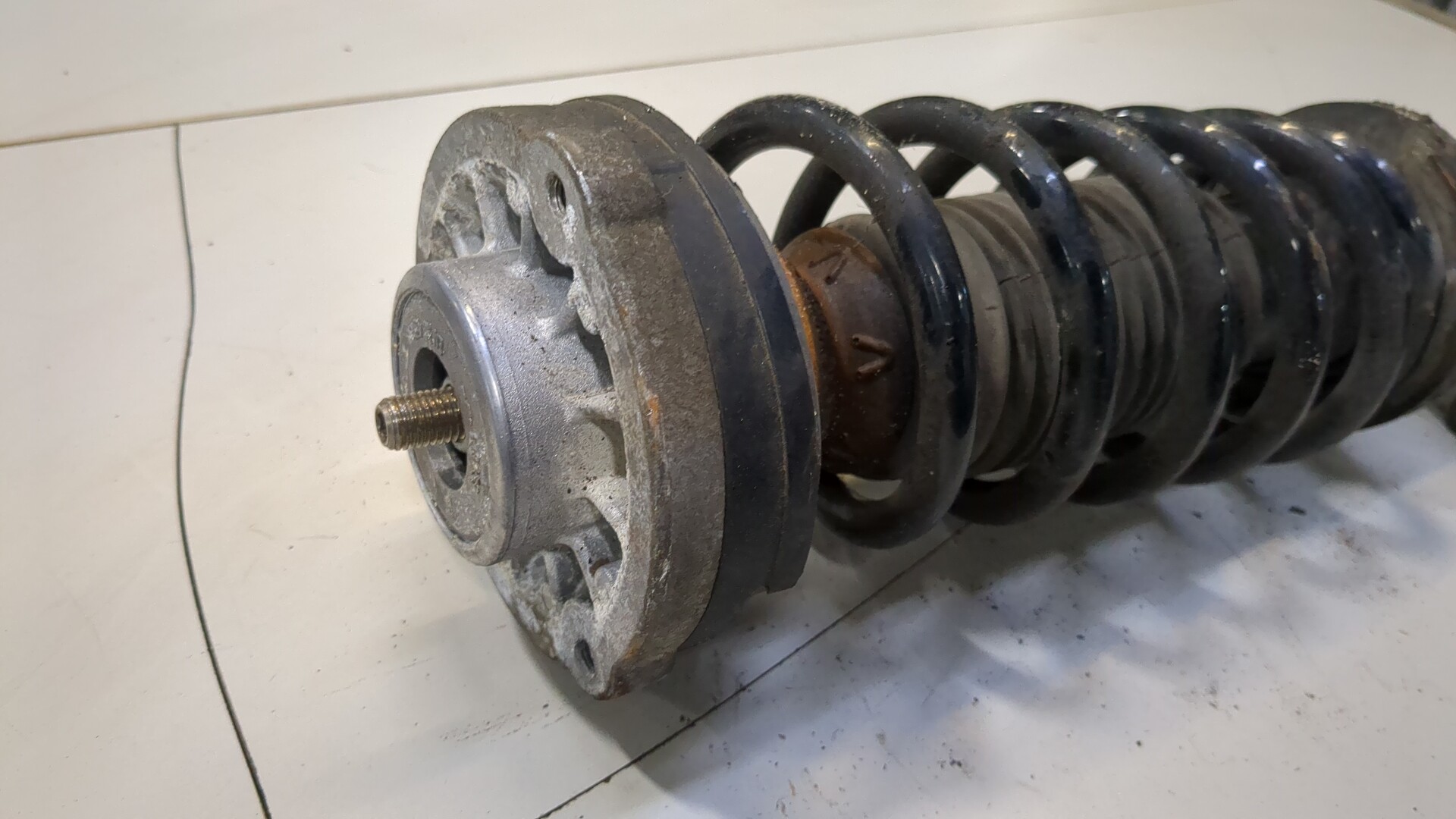 Амортизатор передний левый