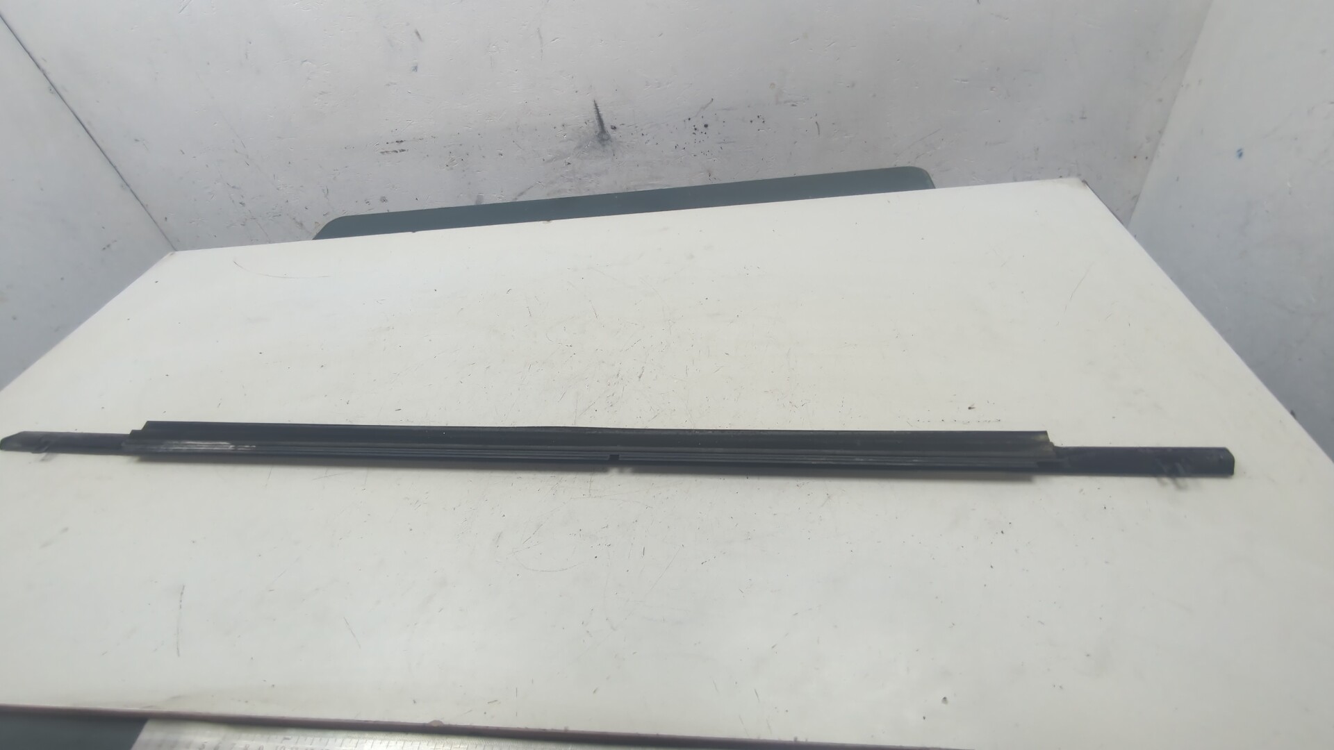 Накладка стекла переднего правого