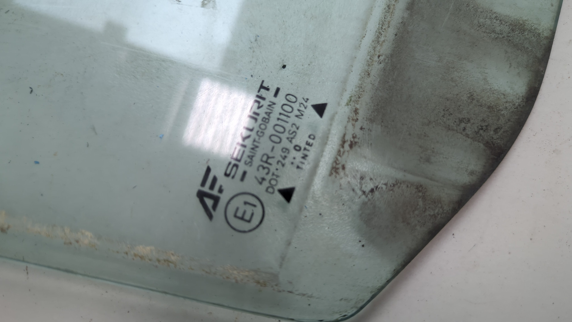 Стекло двери передней правой