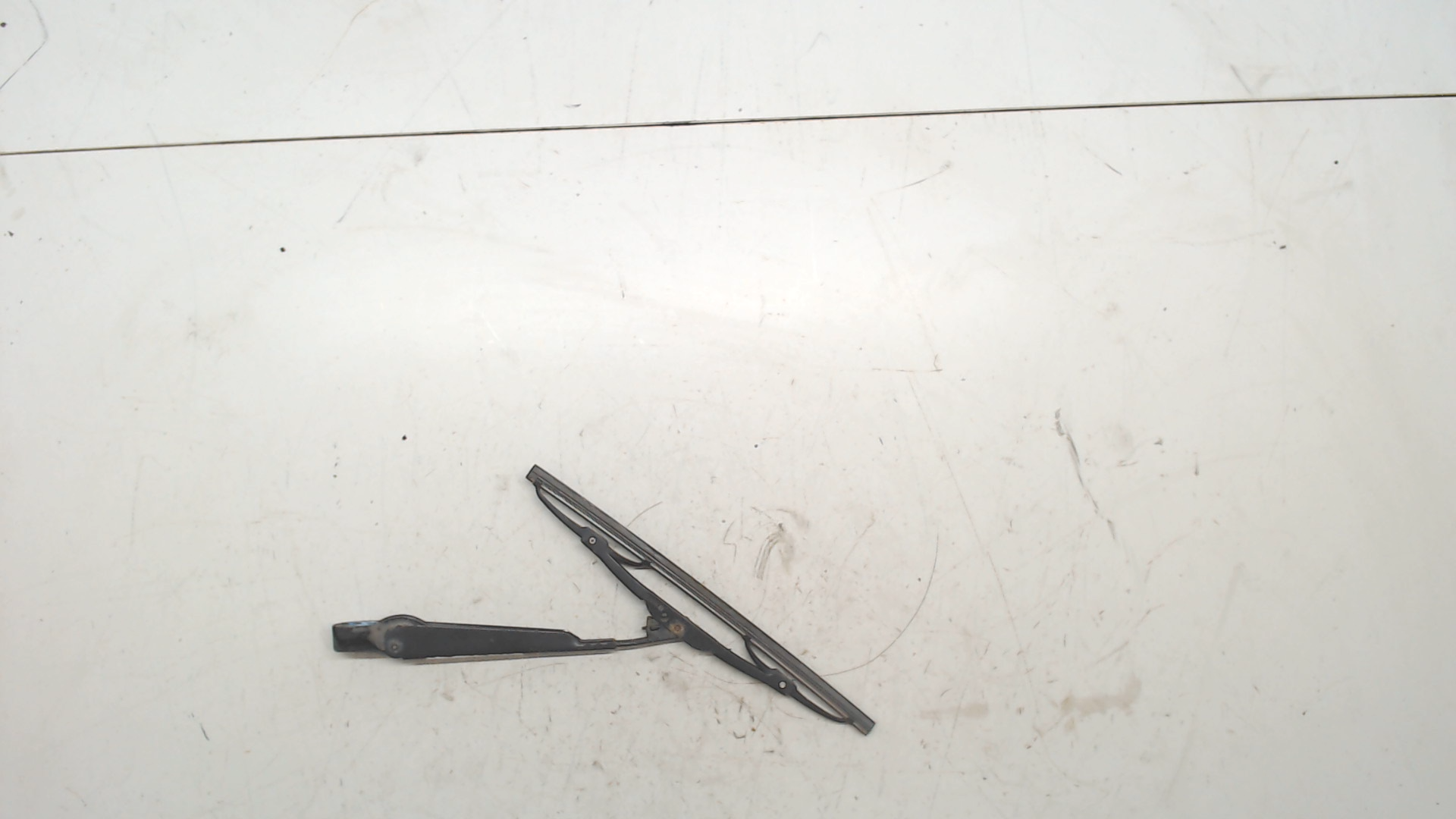 Поводок стеклоочистителя заднего