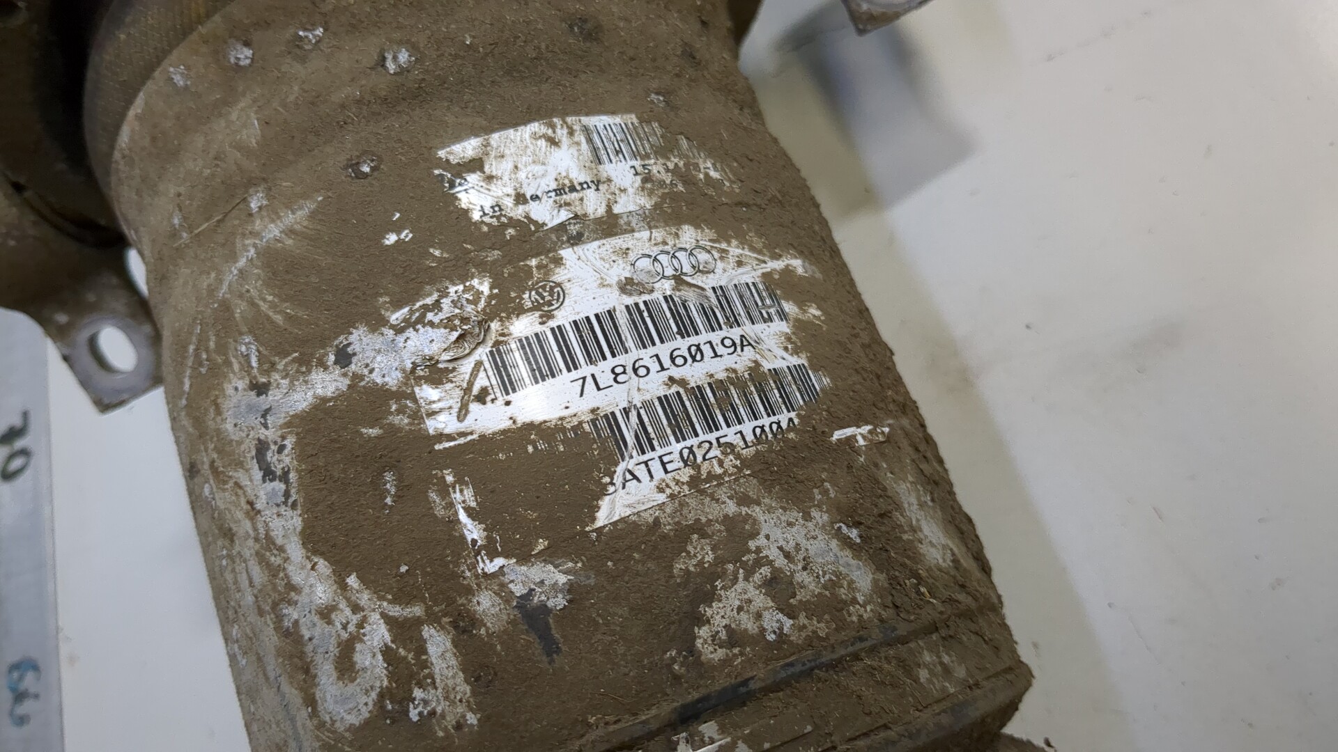 Амортизатор задний левый