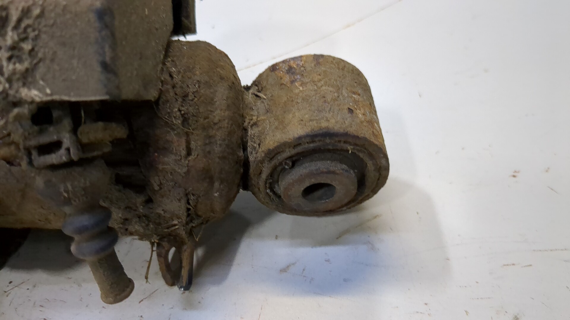 Амортизатор задний левый