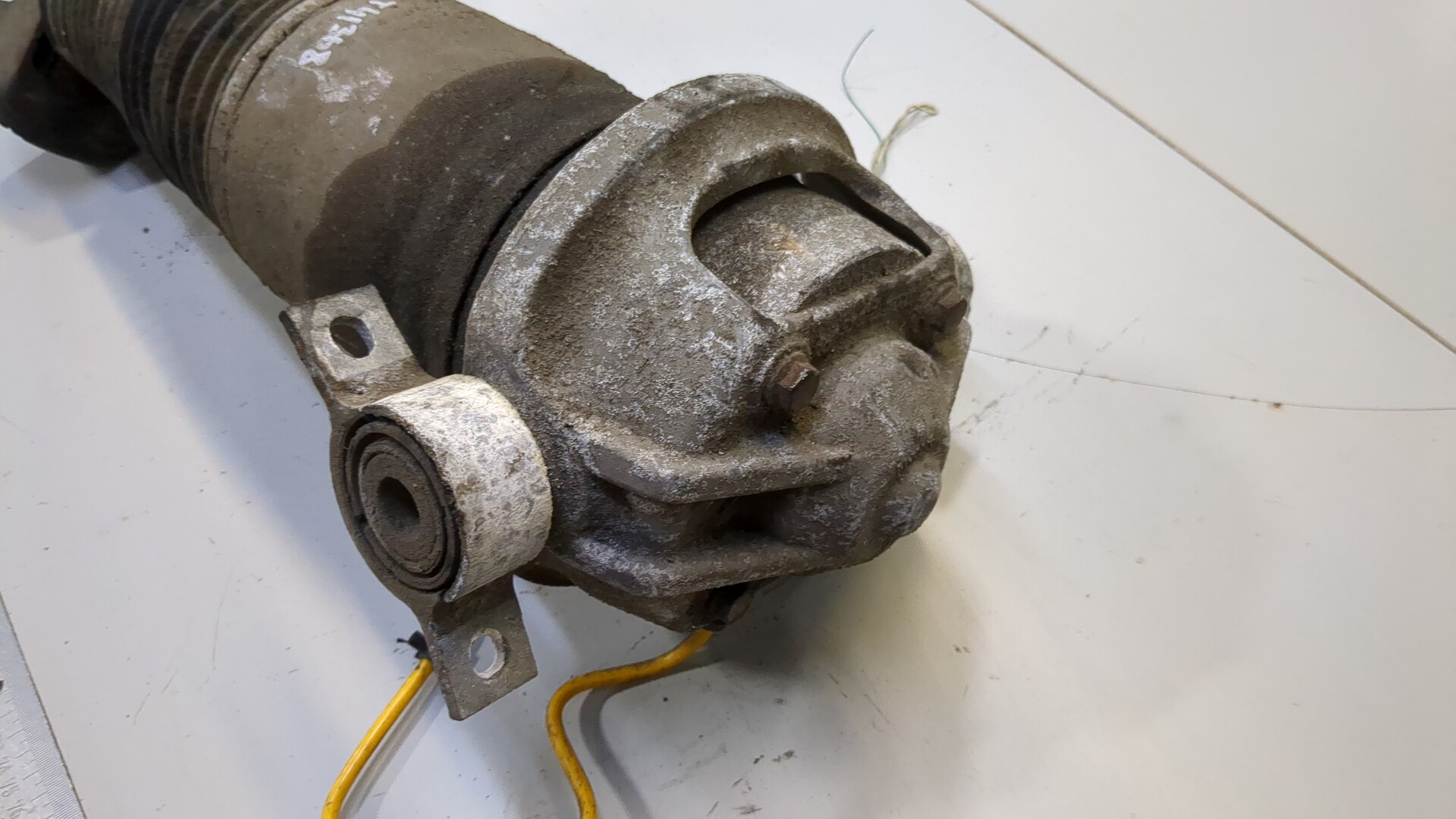 Амортизатор задний правый