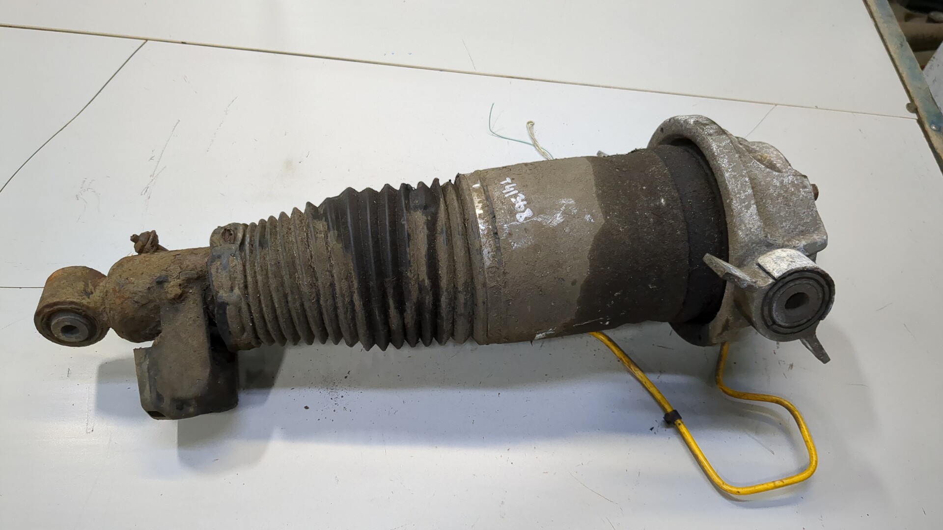 Амортизатор задний правый