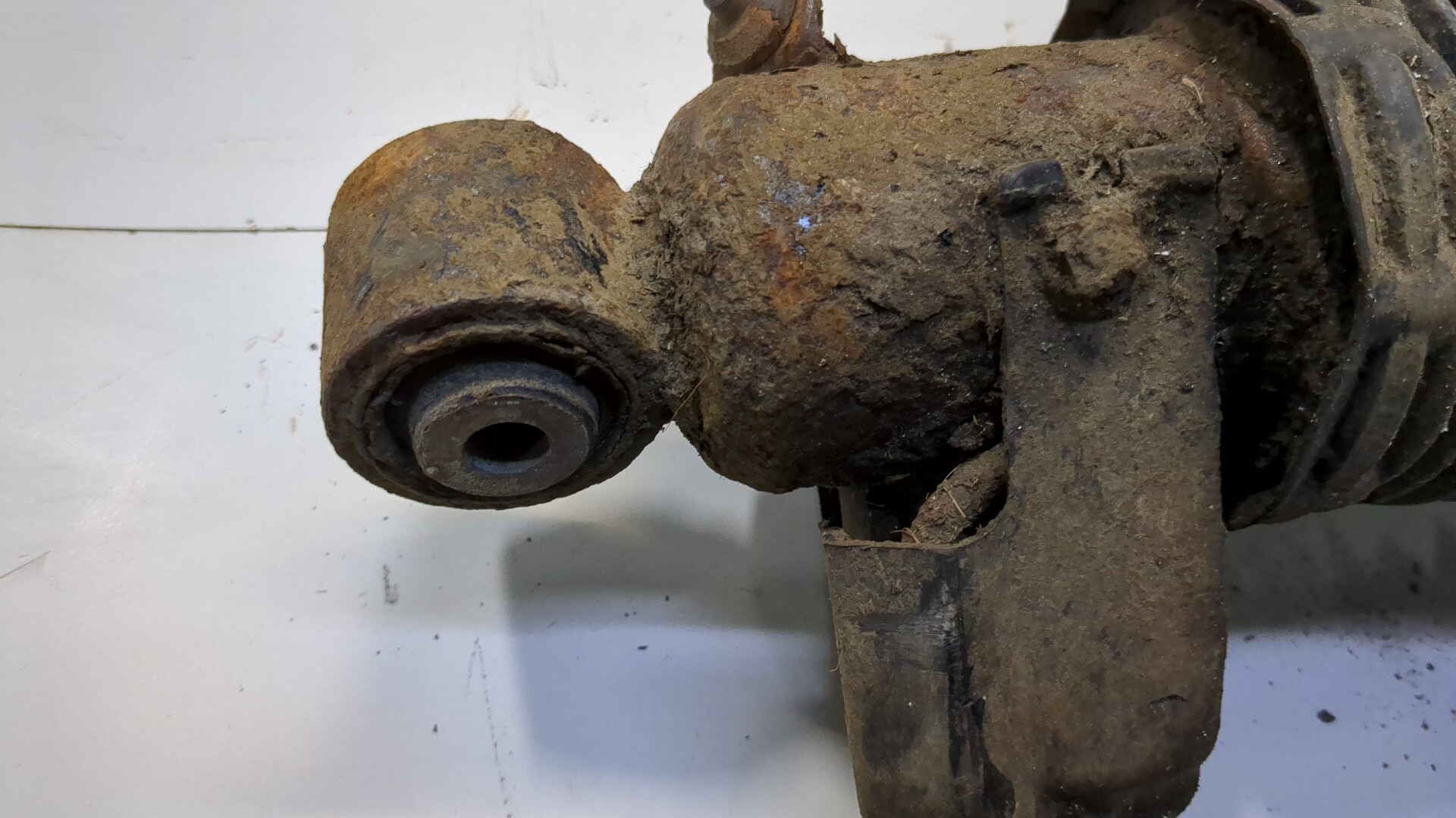 Амортизатор задний правый