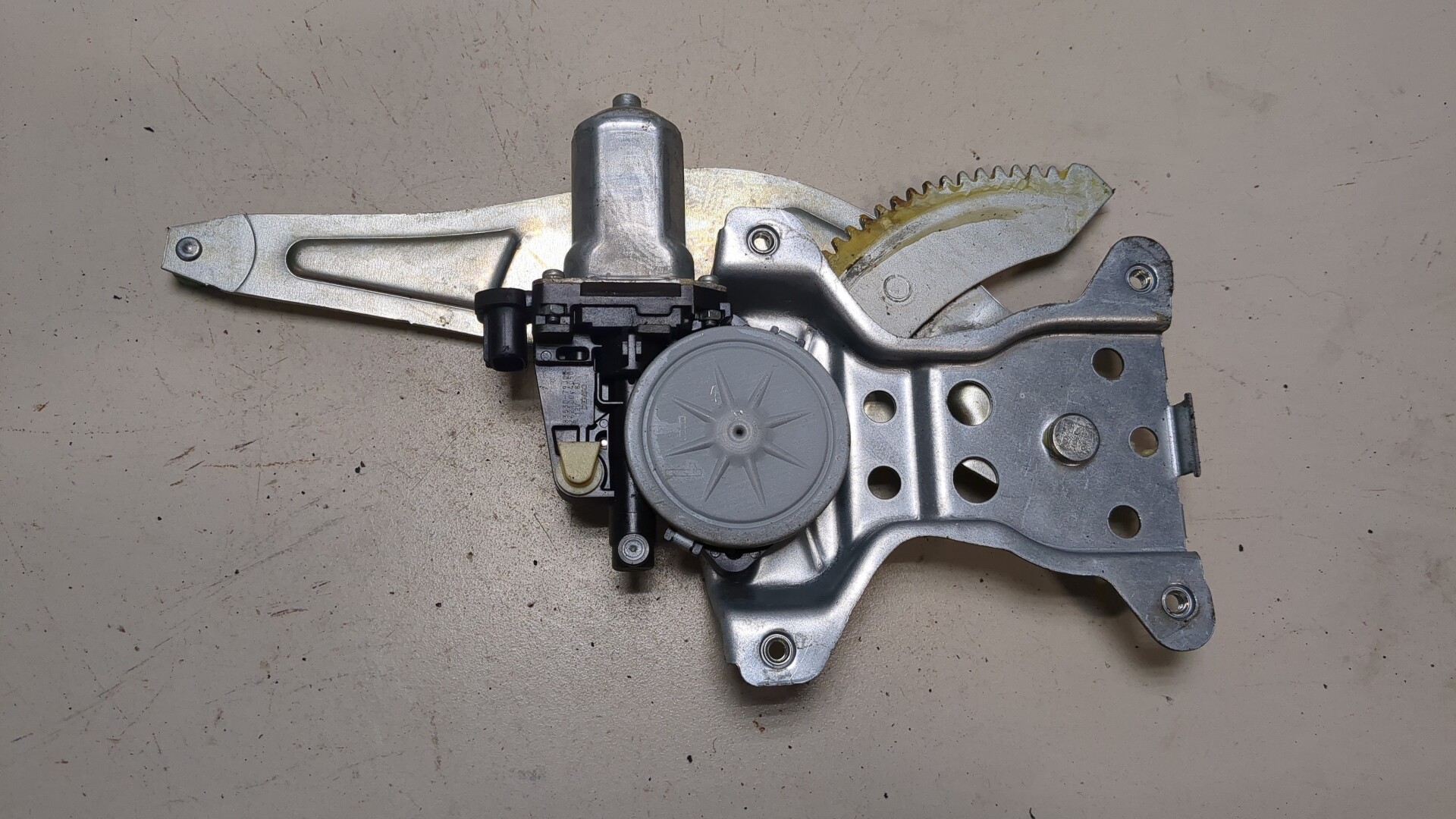 Стеклоподъемник электр. задний правый