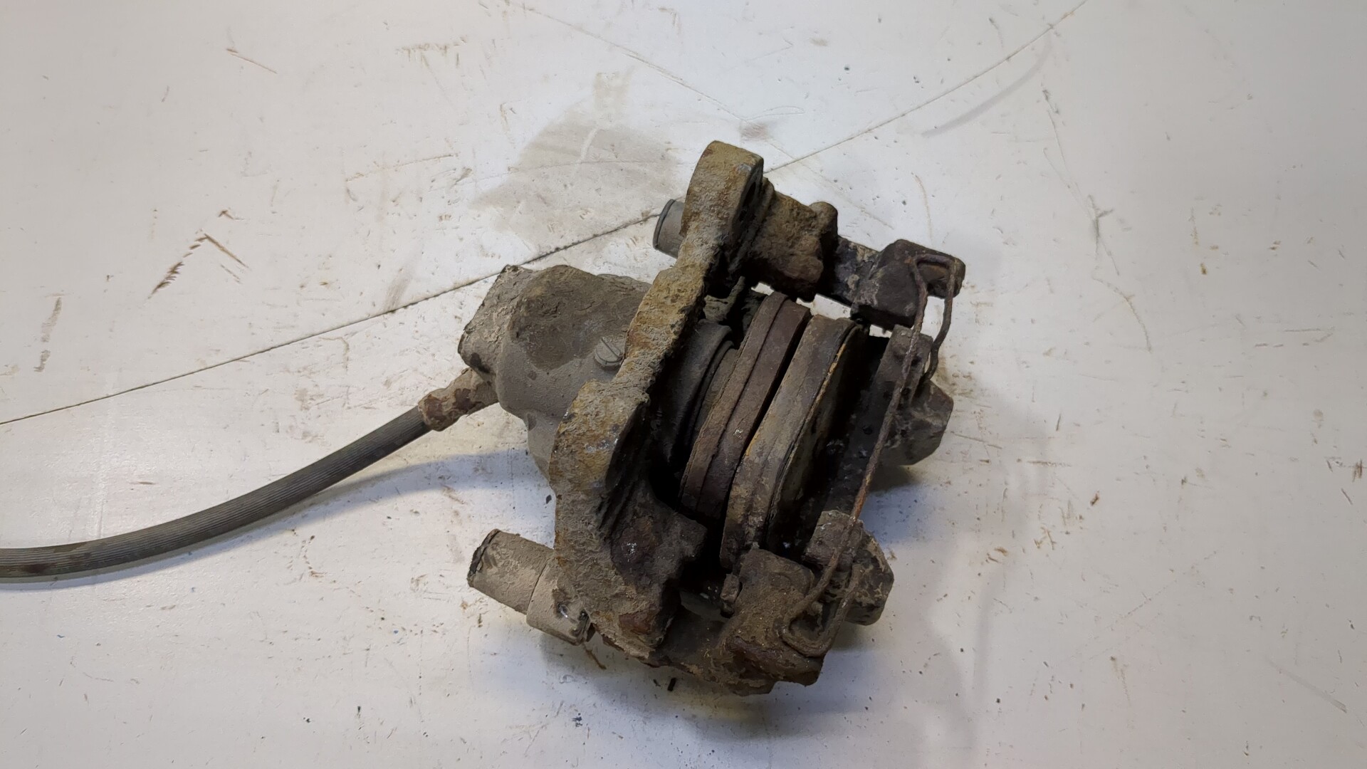 Суппорт задний левый