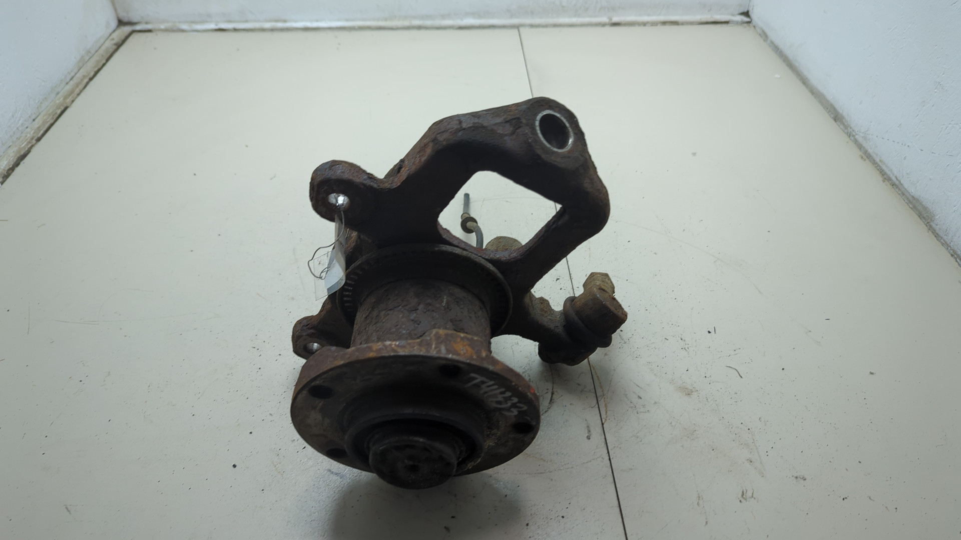 Кулак поворотный передний левый