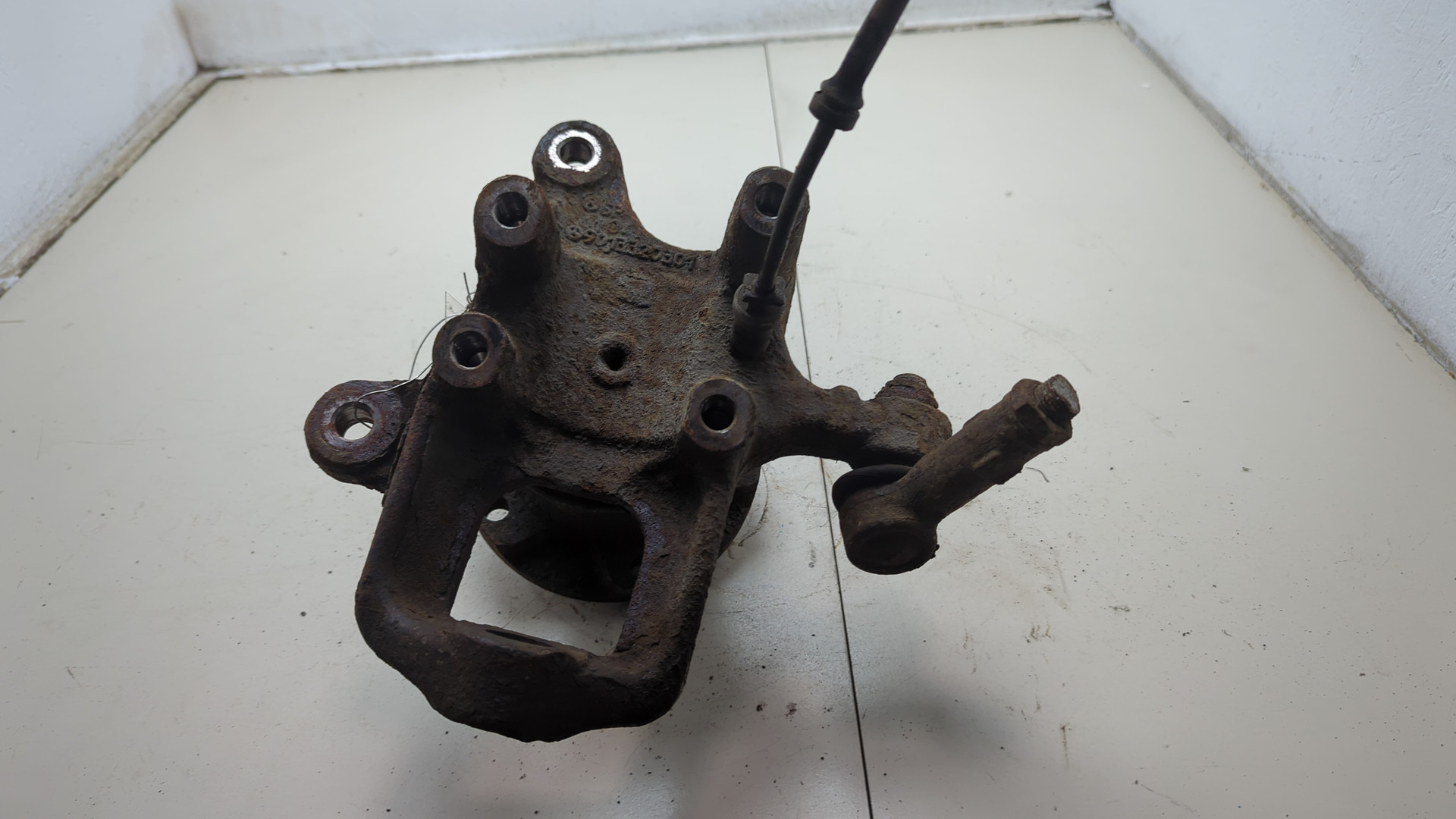 Кулак поворотный передний левый