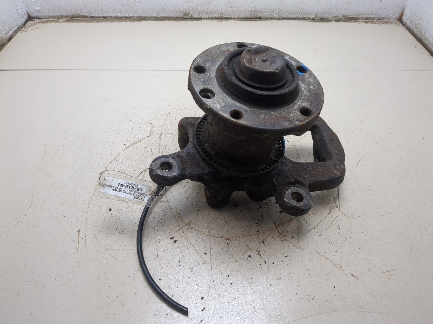 Кулак поворотный передний правый