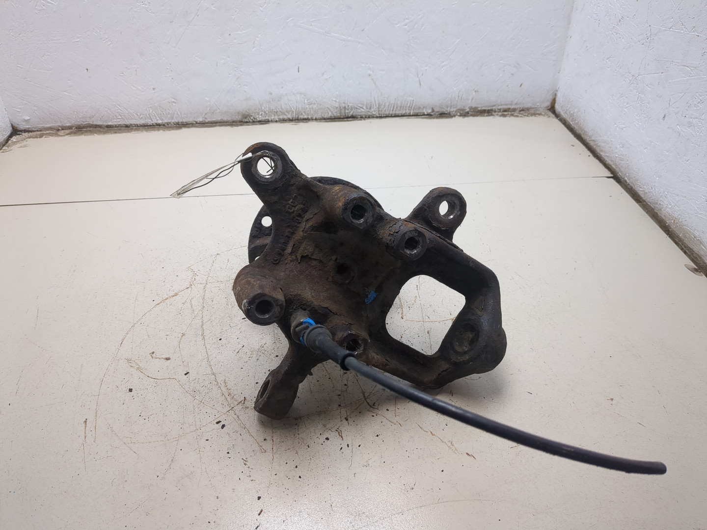 Кулак поворотный передний правый