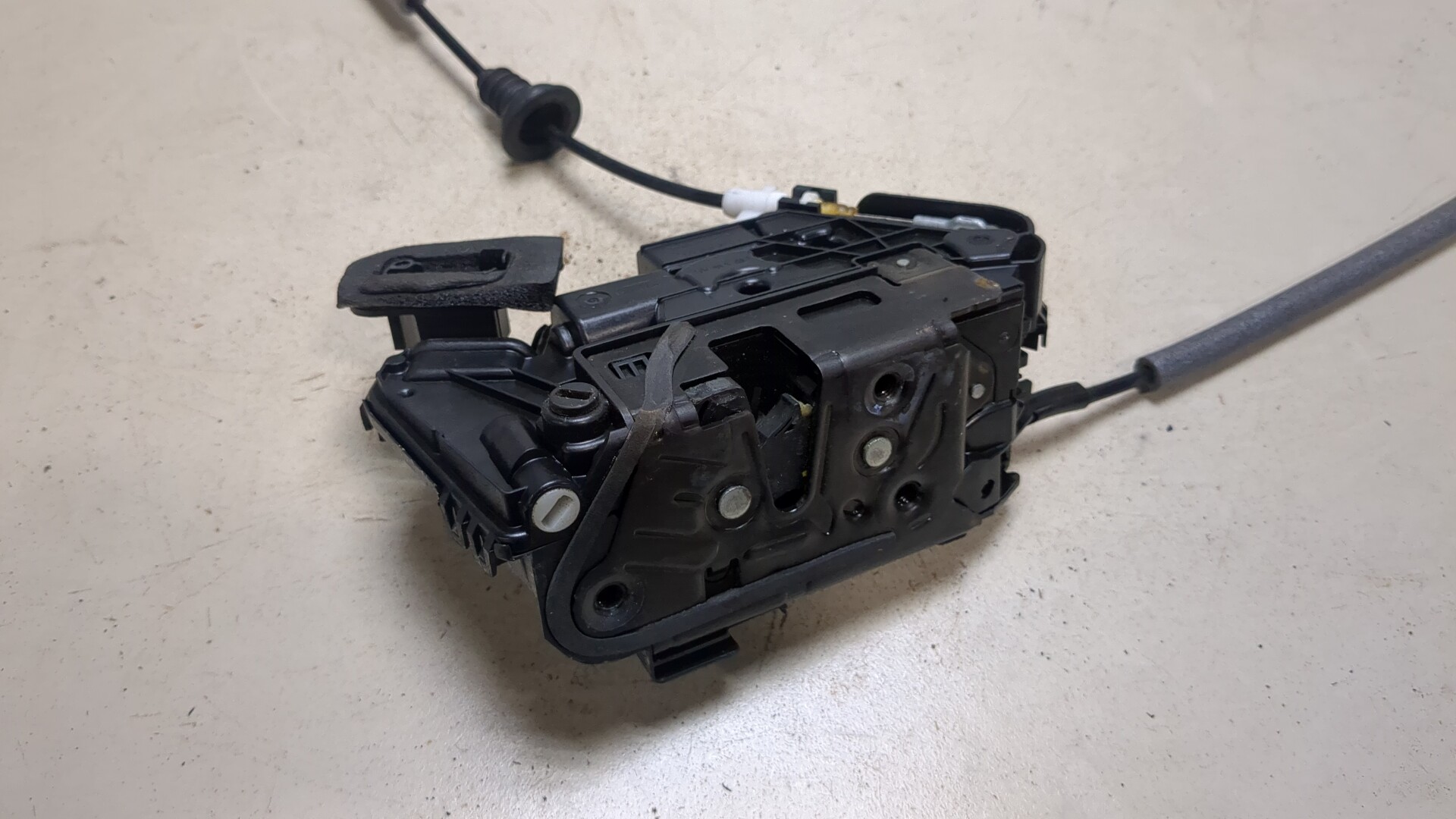 Замок двери задней левой